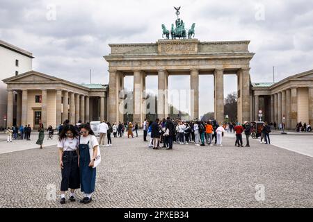 Turisti a Pariser Platz di fronte alla porta di Brandeburgo, Berlino, Germania. Touristen auf dem Pariser Platz vor dem Brandenburger Tor, Berlino, Deutschlan Foto Stock