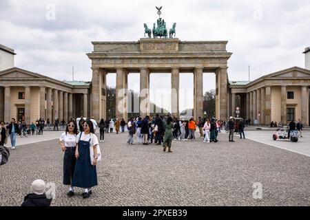 Turisti a Pariser Platz di fronte alla porta di Brandeburgo, Berlino, Germania. Touristen auf dem Pariser Platz vor dem Brandenburger Tor, Berlino, Deutschlan Foto Stock