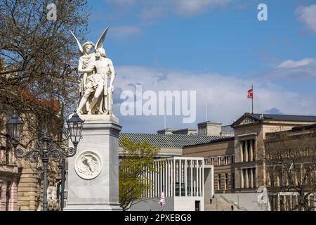 Statue sul Ponte del Palazzo, vista della James-Simon-Gallery e del Museo della Preistoria e della Storia Antica sull'isola dei musei, quartiere Mitte, BE Foto Stock