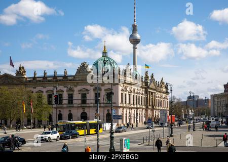 Museo storico tedesco nel barocco Zeughaus sul viale Unter den Linden, sullo sfondo la cupola della Cattedrale di Berlino e la torre della televisione Foto Stock