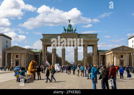 Turisti a Pariser Platz di fronte alla porta di Brandeburgo, Berlino, Germania. Touristen auf dem Pariser Platz vor dem Brandenburger Tor, Berlino, Deutschlan Foto Stock