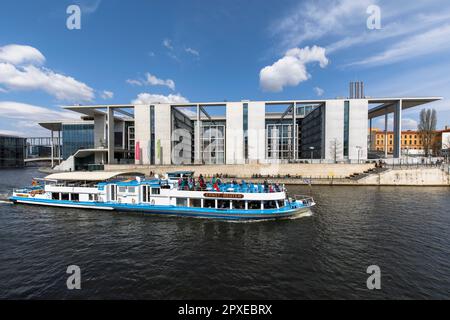 fiume Sprea nel distretto governativo, da sinistra: Biblioteca del Bundestag tedesco, edificio Marie Elisabeth Lueder, Berlino, Germania. Spreebogen im Re Foto Stock
