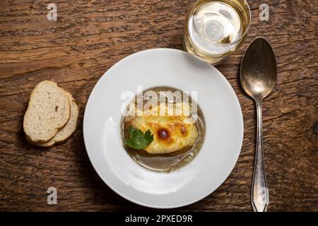 Zuppa di cipolla francese su legno Foto Stock