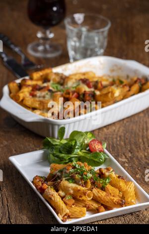 Rigatoni al gratin con salsa bolognese Foto Stock