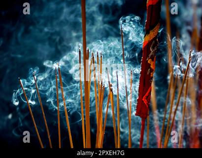 Scannerizzato di fotografia storica a colori che mostra fumo da bastoni di incenso all'interno di una pagoda buddista a Saigon, Vietnam Foto Stock