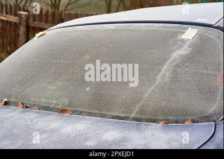 parabrezza ghiacciato di un'autovettura in inverno. Foto di alta qualità Foto Stock