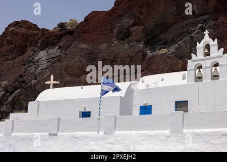 Chiesa greca costruita nella montagna situata vicino alla famosa Spiaggia Rossa di Akrotiri. Isola di Santorini, Grecia Foto Stock