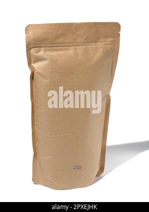 Sacchetto di carta marrone artigianale isolato su sfondo bianco, sacchetto Foto Stock