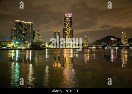 Lo skyline di notte della città di si Racha nella provincia di Chonburi in Thailandia, Thailandia, Siracha, novembre 2022 Foto Stock