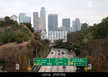 Una veduta aerea del traffico che va al centro di Los Angeles sulla superstrada 101 in CA, USA Foto Stock