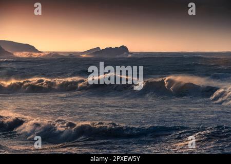 Meteo nel Regno Unito. Mari selvaggi intorno alle isole rocciose chiamate l'oca ed il pulcino in una giornata burrascosa sopra la costa selvaggia frastagliata di Newquay in Cornovaglia in Eng Foto Stock