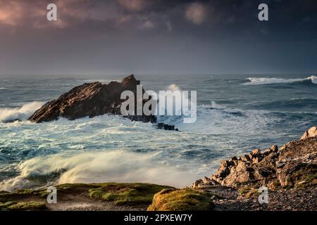 Meteo nel Regno Unito. Mari selvaggi intorno all'isola rocciosa chiamata la roccia dell'oca dell'oca in una giornata burrascosa sopra la costa selvaggia e frastagliata di Pentil Point East a Newquay Foto Stock