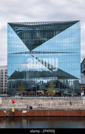 Il Cube Berlin, edificio di uffici a forma di cubo in piazza Washington vicino alla stazione centrale, fiume Sprea, Berlino, Germania. Das Cube Berlino, wuerfelfoer Foto Stock