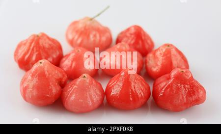 Jambu Air o Red Rose Apple Guava su tavolo bianco Foto Stock