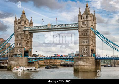 L'iconico Tower Bridge, riconosciuto in tutto il mondo, è un edificio classificato di primo livello e attraversa il Tamigi vicino alla Torre di Londra e alla città Foto Stock