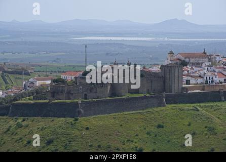 Elvas, Portogallo - 30 marzo 2023: Il Castello di Elvas è una fortificazione militare medievale in Portogallo, nella parrocchia civile di Alcacova, comune Foto Stock