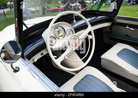 Rari gioielli automobilistici (top selection of Rare Historic Passenger Cars) brillano a Praga, Repubblica Ceca, 29 aprile 2023. Nella foto (CTK Photo/Michaela Rihova) Foto Stock