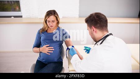 Screening prenatale. Prelievo medico campione di sangue da donna incinta Foto Stock