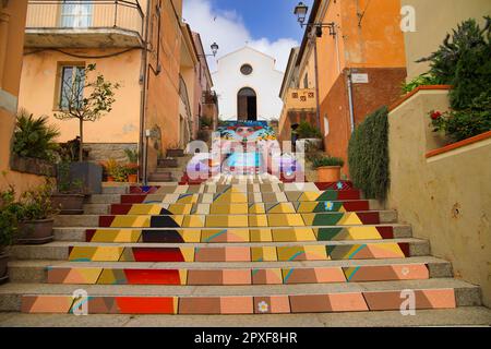 Famosa scalinata di Santa Lucia che conduce alla Chiesa di Santa Lucia, Arzachena - Sardegna, aprile 11 2023 Foto Stock