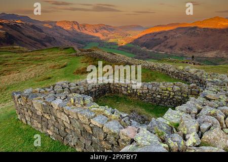 Valle di Eskdale, i resti di una torre ad angolo e le mura del Forte Romano di Hardknott, chiamato Mediobogdum. Il forte remoto è stato parzialmente ricostruito. Foto Stock