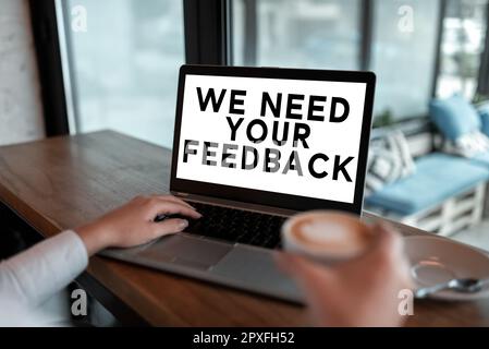 Firma scritta a mano abbiamo bisogno del tuo feedback, approccio aziendale Dacci la tua recensione pensieri commenti cosa migliorare Foto Stock