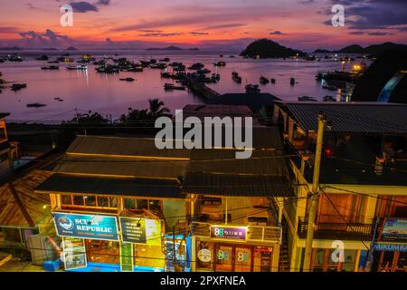 L'atmosfera del tramonto intorno alle acque e il Porto di Labuan Bajo, una delle destinazioni più importanti in Indonesia. Molte navi di vario tipo sono parcheggiate un Foto Stock