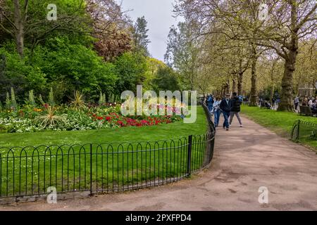 St James's Park Londra aiuole e giardini persone passeggiando nel parco Foto Stock