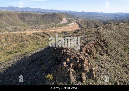 Vista sulle rovine di Hohokam nella foresta nazionale di Tonto, con vista sulla superstrada i-17 Foto Stock