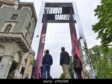 Il cancello, una porta virtuale tra Bergamo bresciana ad alto contenuto tecnologico e comunicativo, in grado di collegarsi attraverso schermi moderni Foto Stock