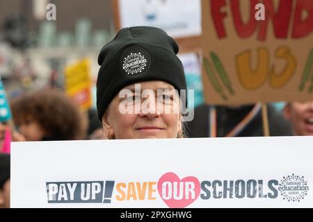 Londra, Regno Unito. 2 maggio, 2023. Gli insegnanti della National Education Union (NEU) marciano attraverso il centro di Londra chiedendo un aumento degli stipendi al di sopra dell’inflazione e migliori finanziamenti per le scuole. Credit: Ron Fassbender/Alamy Live News Foto Stock