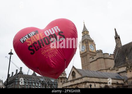 Londra, Regno Unito. 2 maggio, 2023. Gli insegnanti della National Education Union (NEU) marciano attraverso il centro di Londra chiedendo un aumento degli stipendi al di sopra dell’inflazione e migliori finanziamenti per le scuole. Credit: Ron Fassbender/Alamy Live News Foto Stock