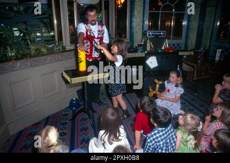 6 anni aiutare Magician fare Un trucco magico ad un partito di compleanno Inghilterra Foto Stock