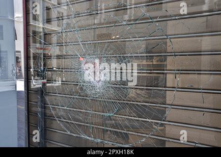 Marsiglia, Francia. 29th Apr, 2023. Vista di una vetrina danneggiata a Marsiglia. Le vetrine di rue Saint-Férreol sono state degradate durante una manifestazione contro la riforma delle pensioni a Marsiglia. In tutta la Francia, la gente continua a protestare contro la riforma pensionistica promulgata dal governo francese, che porta l'età pensionabile da 62 a 64 anni. Credit: SOPA Images Limited/Alamy Live News Foto Stock