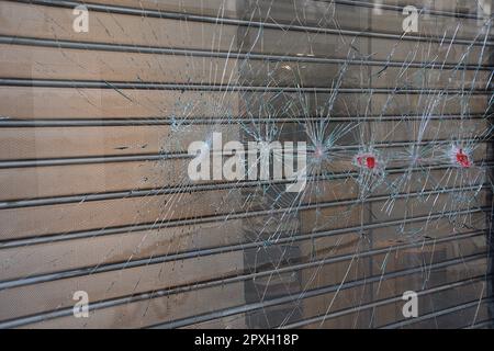 Marsiglia, Francia. 29th Apr, 2023. Vista di una vetrina danneggiata a Marsiglia. Le vetrine di rue Saint-Férreol sono state degradate durante una manifestazione contro la riforma delle pensioni a Marsiglia. In tutta la Francia, la gente continua a protestare contro la riforma pensionistica promulgata dal governo francese, che porta l'età pensionabile da 62 a 64 anni. Credit: SOPA Images Limited/Alamy Live News Foto Stock