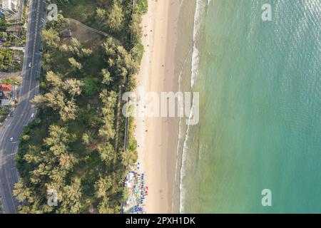 Vista aerea della spiaggia di Kamala a Phuket, circondata da una lussureggiante vegetazione tropicale Foto Stock