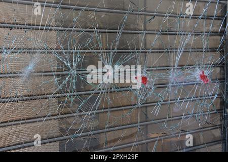 Vista di una vetrina danneggiata a Marsiglia. Le vetrine di rue Saint-Férreol sono state degradate durante una manifestazione contro la riforma delle pensioni a Marsiglia. In tutta la Francia, la gente continua a protestare contro la riforma pensionistica promulgata dal governo francese, che porta l'età pensionabile da 62 a 64 anni. (Foto di Gerard Bottino / SOPA Images/Sipa USA) Foto Stock