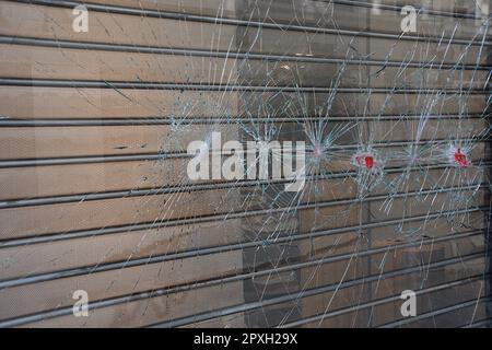 Vista di una vetrina danneggiata a Marsiglia. Le vetrine di rue Saint-Férreol sono state degradate durante una manifestazione contro la riforma delle pensioni a Marsiglia. In tutta la Francia, la gente continua a protestare contro la riforma pensionistica promulgata dal governo francese, che porta l'età pensionabile da 62 a 64 anni. (Foto di Gerard Bottino / SOPA Images/Sipa USA) Foto Stock