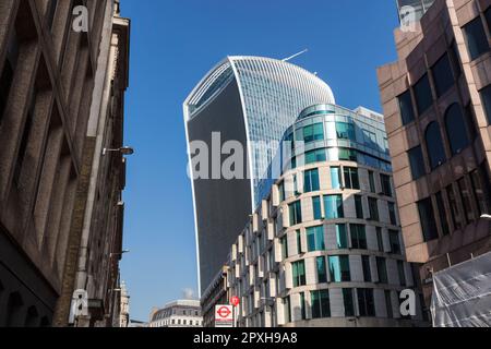 20 Fenchurch Street nella City di Londra. Grattacielo neo futurismo chiamato anche edificio Walkie Talkie. Architetto Rafael Viñoly, sede dello Skygarden. Foto Stock