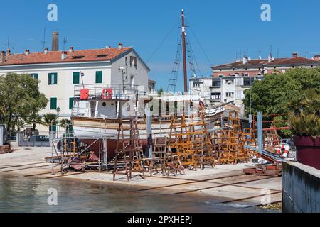 Anno di riparazione barche nel porto Adriatico e porto di pesca di Obala Vladimira Nazora Foto Stock
