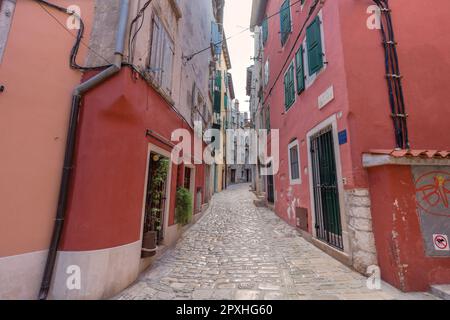 Vicoli stretti ed edifici in pietra, case, negozi, uffici, nel centro storico medievale di Rovigno un porto di pescatori sul mare Adriatico sulla penisola istriana Foto Stock