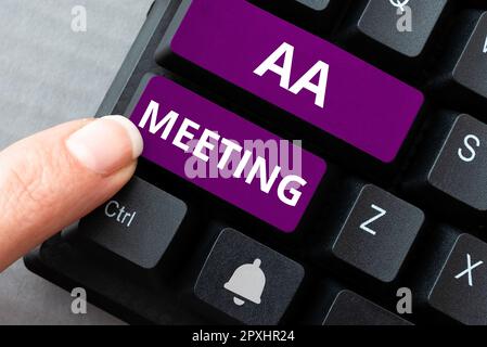 Scrittura visualizzazione di testo AA Meeting, Internet concetto di raccolta di persone dipendenti da alcol per la cura e il trattamento Foto Stock