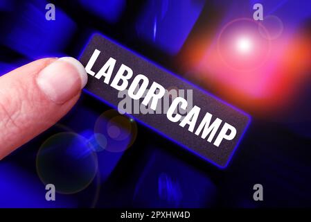 Scrittura con testo Labor Camp, foto concettuale una colonia penale dove viene eseguito il lavoro forzato Foto Stock