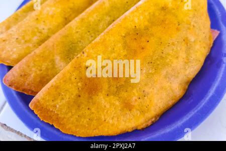 Empanada messicana su sfondo bianco piatto blu da Playa del Carmen in Messico. Foto Stock