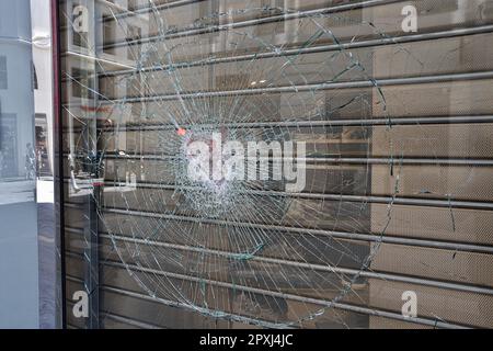 Marsiglia, Francia. 29th Apr, 2023. Vista di una vetrina danneggiata a Marsiglia. Le vetrine di rue Saint-Férreol sono state degradate durante una manifestazione contro la riforma delle pensioni a Marsiglia. In tutta la Francia, la gente continua a protestare contro la riforma pensionistica promulgata dal governo francese, che porta l'età pensionabile da 62 a 64 anni. (Credit Image: © Gerard Bottino/SOPA Images via ZUMA Press Wire) SOLO PER USO EDITORIALE! Non per USO commerciale! Foto Stock