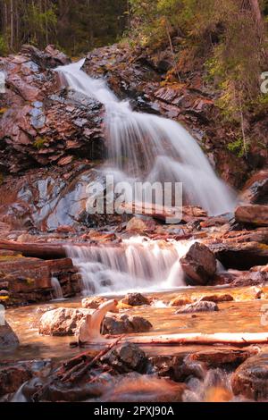 Ecco alcune cascate dalla mia escursione lungo il Three Sisters Creek Trail. Foto Stock