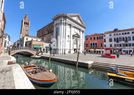 Barche sul canale Rio de San Barnaba con fondamenta Alberti (a sinistra) e ponte di San Barnaba con Chiesa di San Barnaba e campanile, Dorsoduro, Venezia Foto Stock