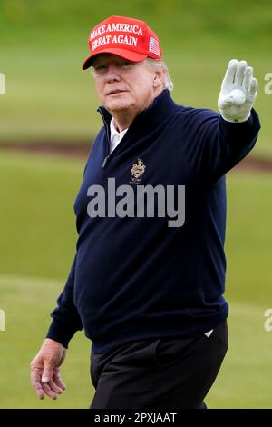 L’ex presidente degli Stati Uniti Donald Trump gioca a golf nel campo di Turnberry durante la sua visita nel Regno Unito. Data immagine: Martedì 2 maggio 2023. Foto Stock