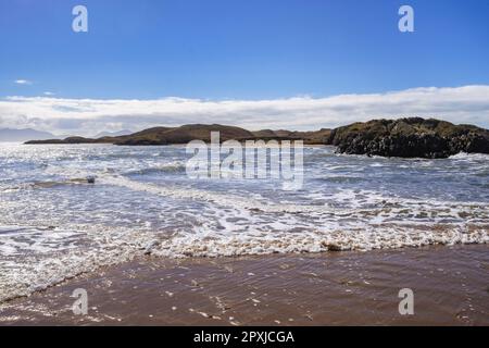 Mare dalla spiaggia di Newborough con alta marea che guarda verso Llanddwyn Island. Newborough, Isola di Anglesey, Galles, Regno Unito, Gran Bretagna Foto Stock