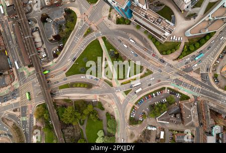 Vista aerea direttamente sopra un complesso incrocio stradale o incrocio con il traffico che viaggia in direzioni diverse Foto Stock