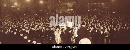 Manifestazione pubblica a Whitehall a sostegno di Edoardo VIII durante la crisi dell'abdicazione, 10 dicembre 1936 Foto Stock